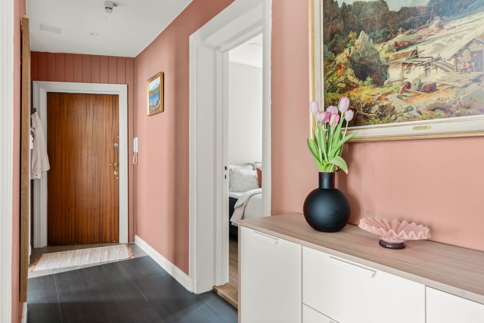 Hyggelig entré med flislagt gulv med varme og downlights i himling Galleribilde