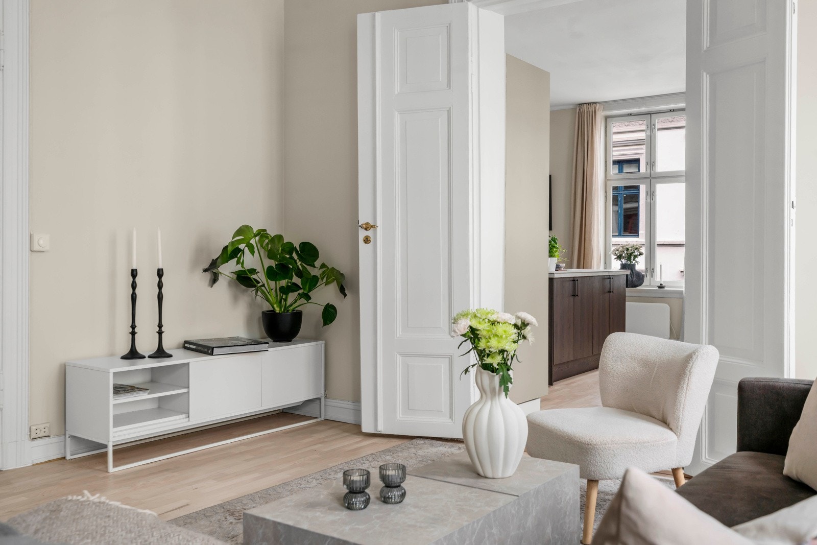 Fra stuen er det fra flere sider klassiske, doble fløydører som gir en fin flyt og en fleksible benyttelse av de ulike rommene Galleribilde