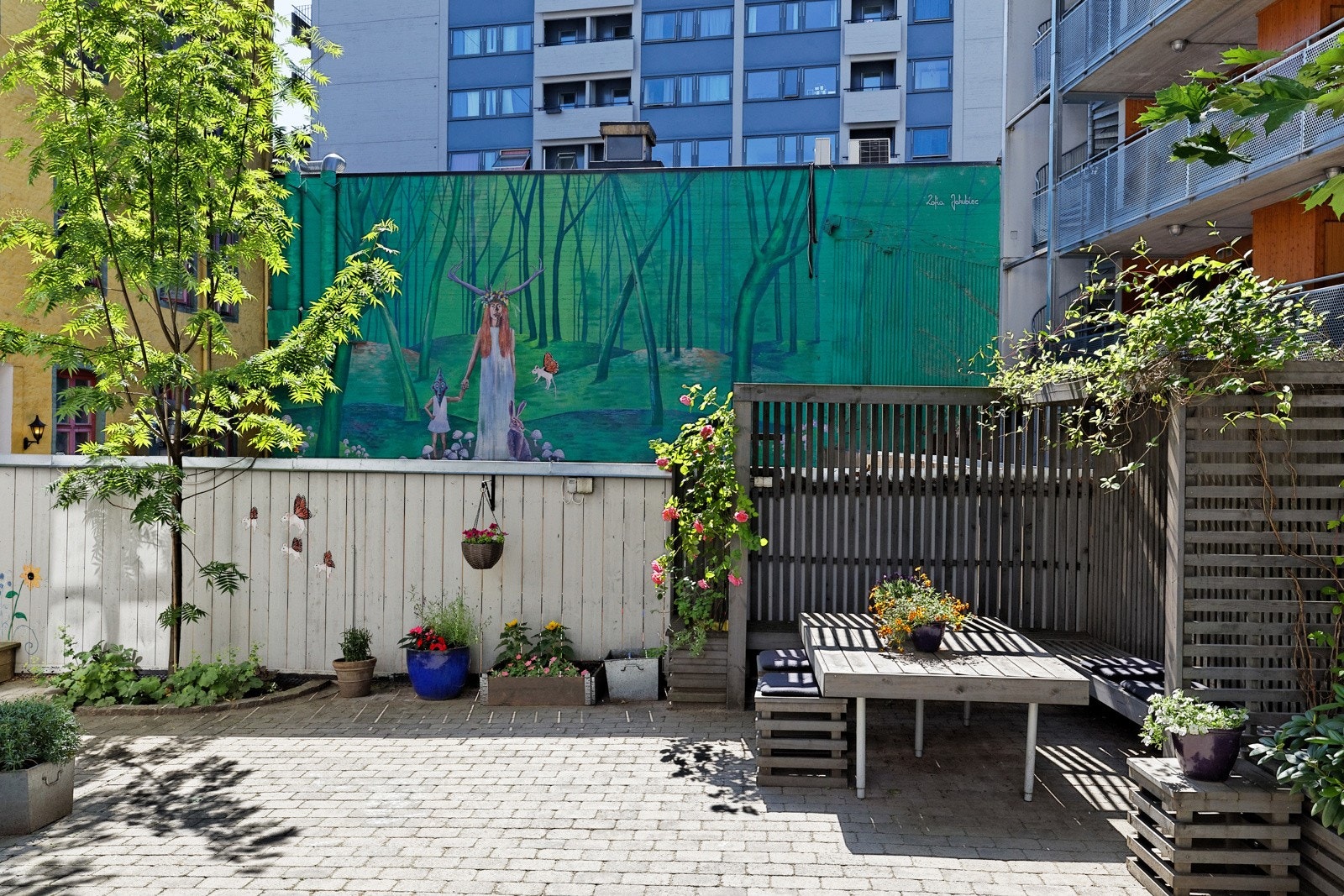 Her kan man nyte solen på sommerhalvåret og noe godt på grillen Galleribilde