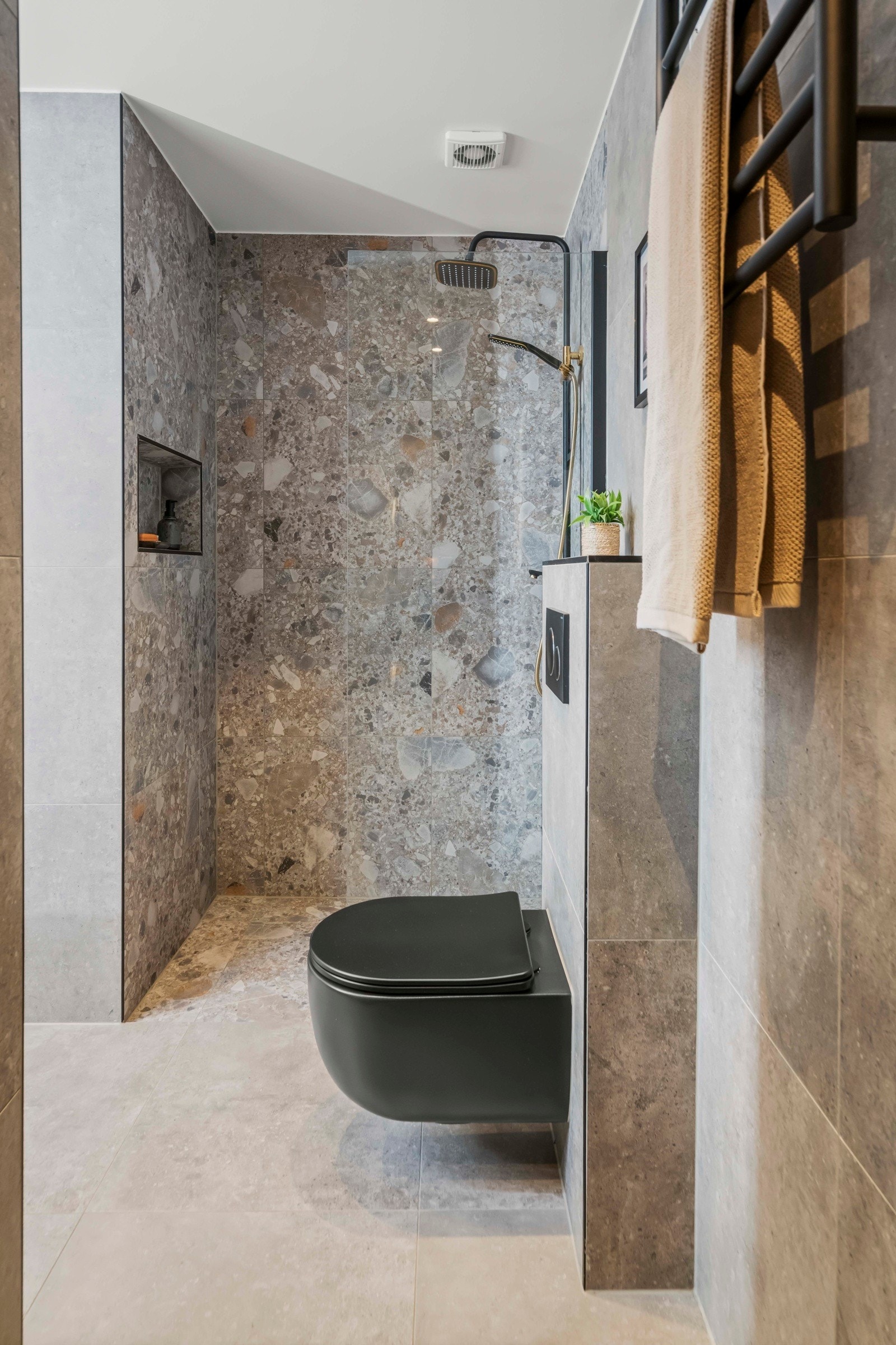 Dusjsonen består av håndusj, regnfall og integrert såpehylle Galleribilde