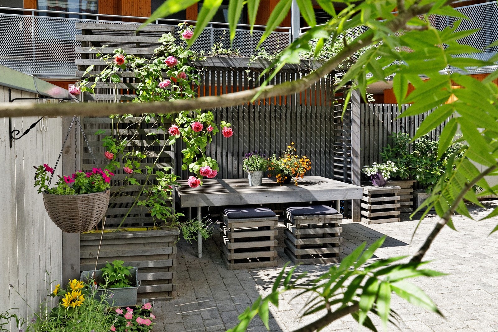 Beboere har tilgang til hyggelig, inngjerdet bakgård med belegningsstein, sittegrupper, pergola, sykkelparkering, grill samt diverse busker og beplantinger Galleribilde