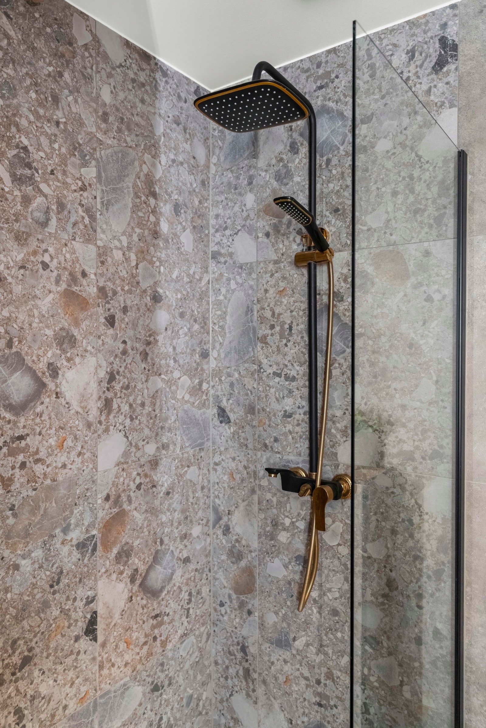 Dusjsonen har også flotte kontrastfliser mot resten av badet som gir en en spennede detalj Galleribilde