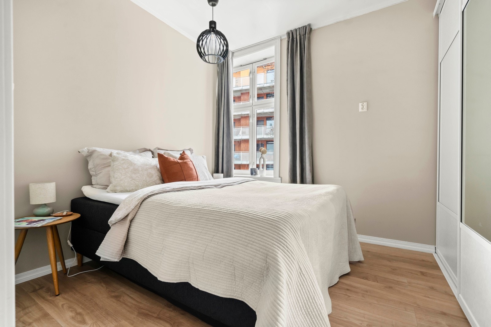 Flott soverom mot bakgård Galleribilde