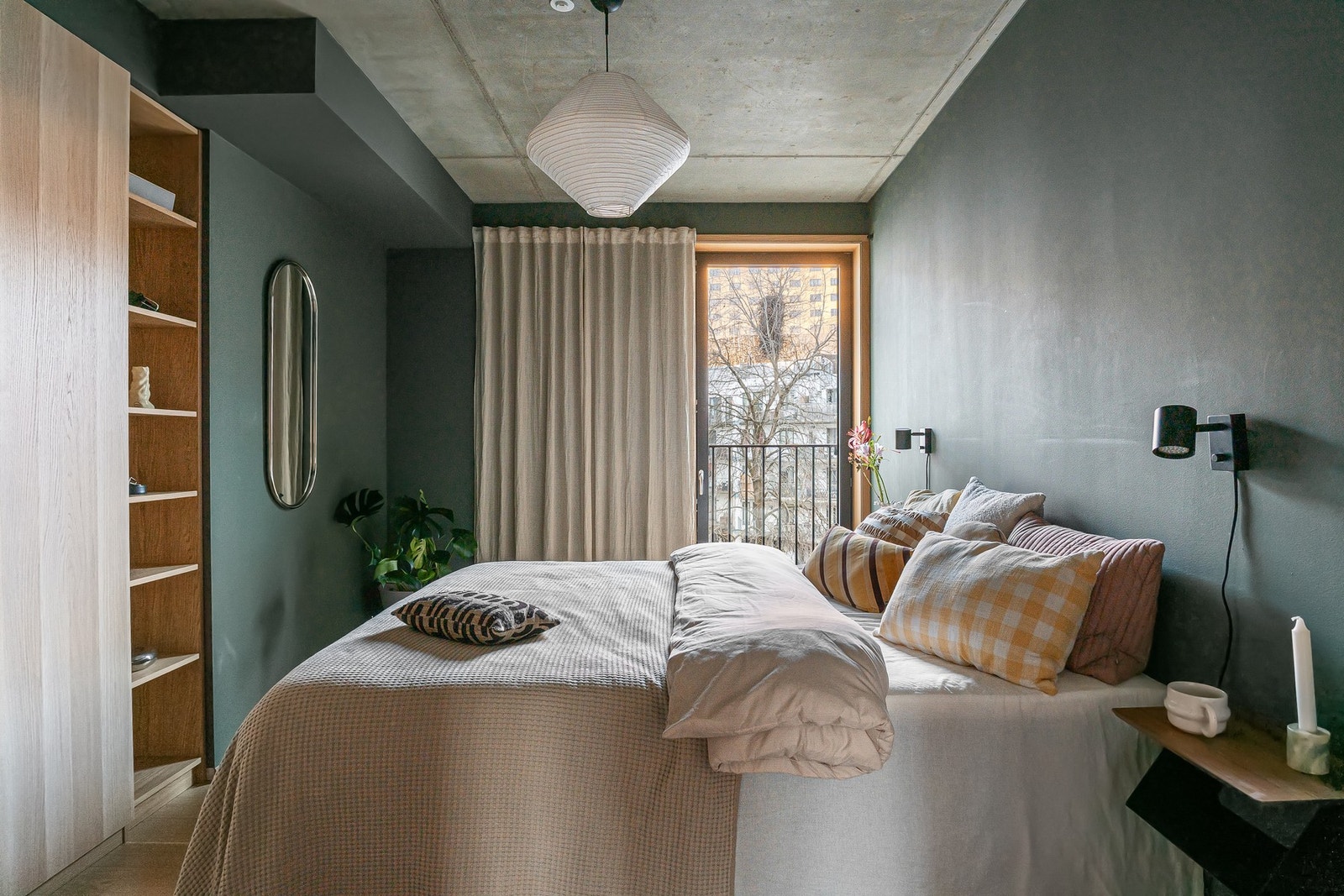 Soverommet er malt i en behagelig grønntone Galleribilde