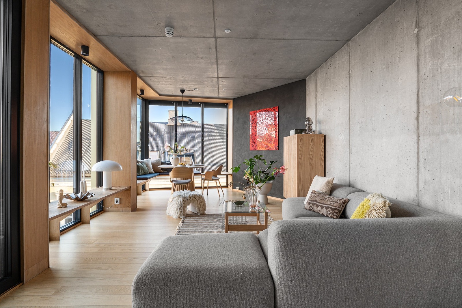 Her får du en rålekker kombinasjon av betong og eik, samt generøs takhøyde og store vindusflater fra gulv til tak Galleribilde