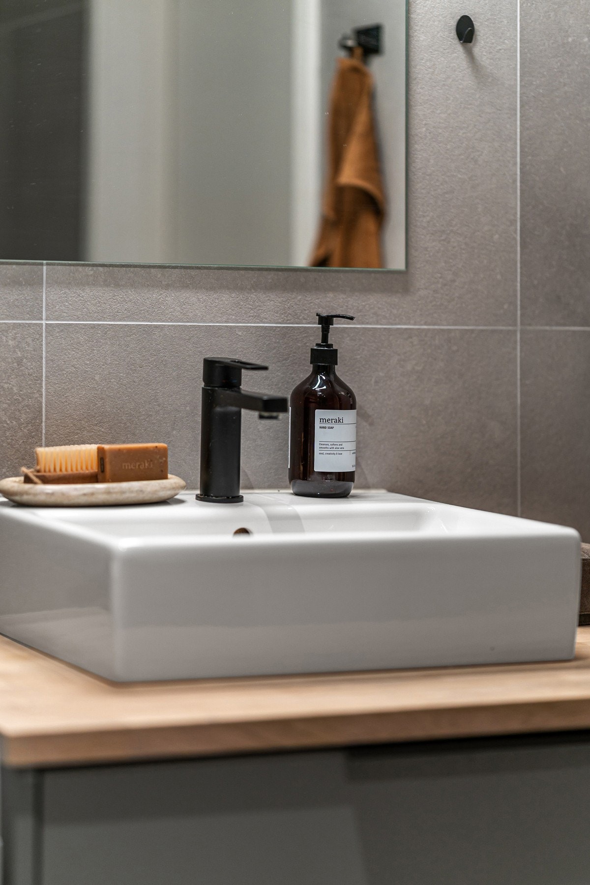 Badeomsinnrening fra den tyske toppkvalitetprodusenten Poggenpohl i farge "Stone Grey" med eik benkeplate Galleribilde