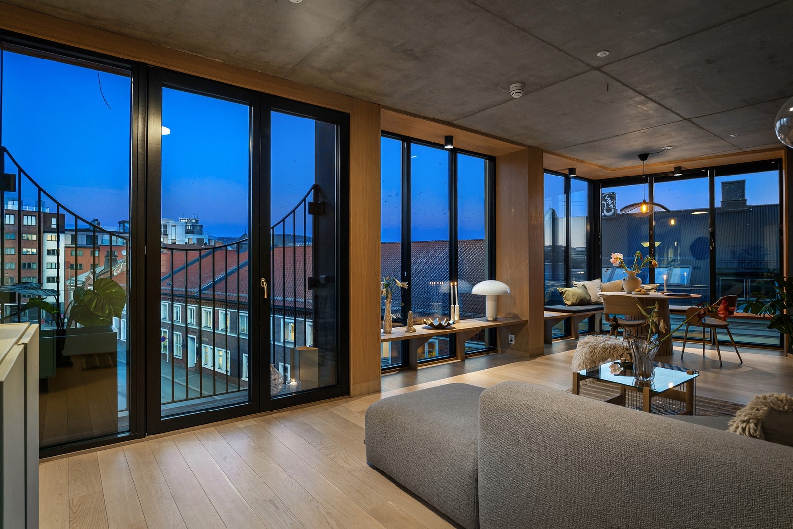 Leiligheten byr på en lun og god atmosfære på kvelden Galleribilde