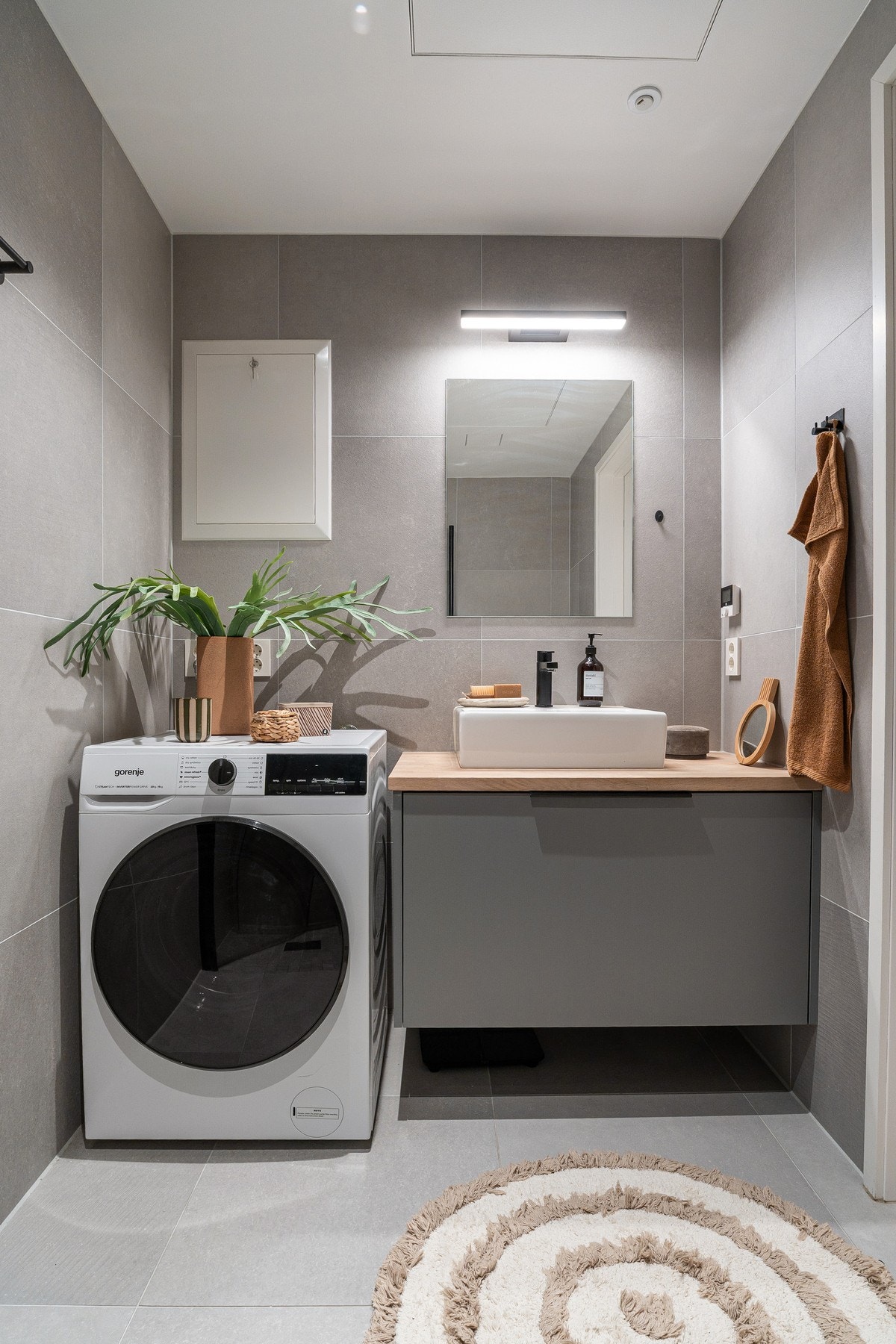 Pent flislagt baderom med termostatstyrt gulvvarme Galleribilde