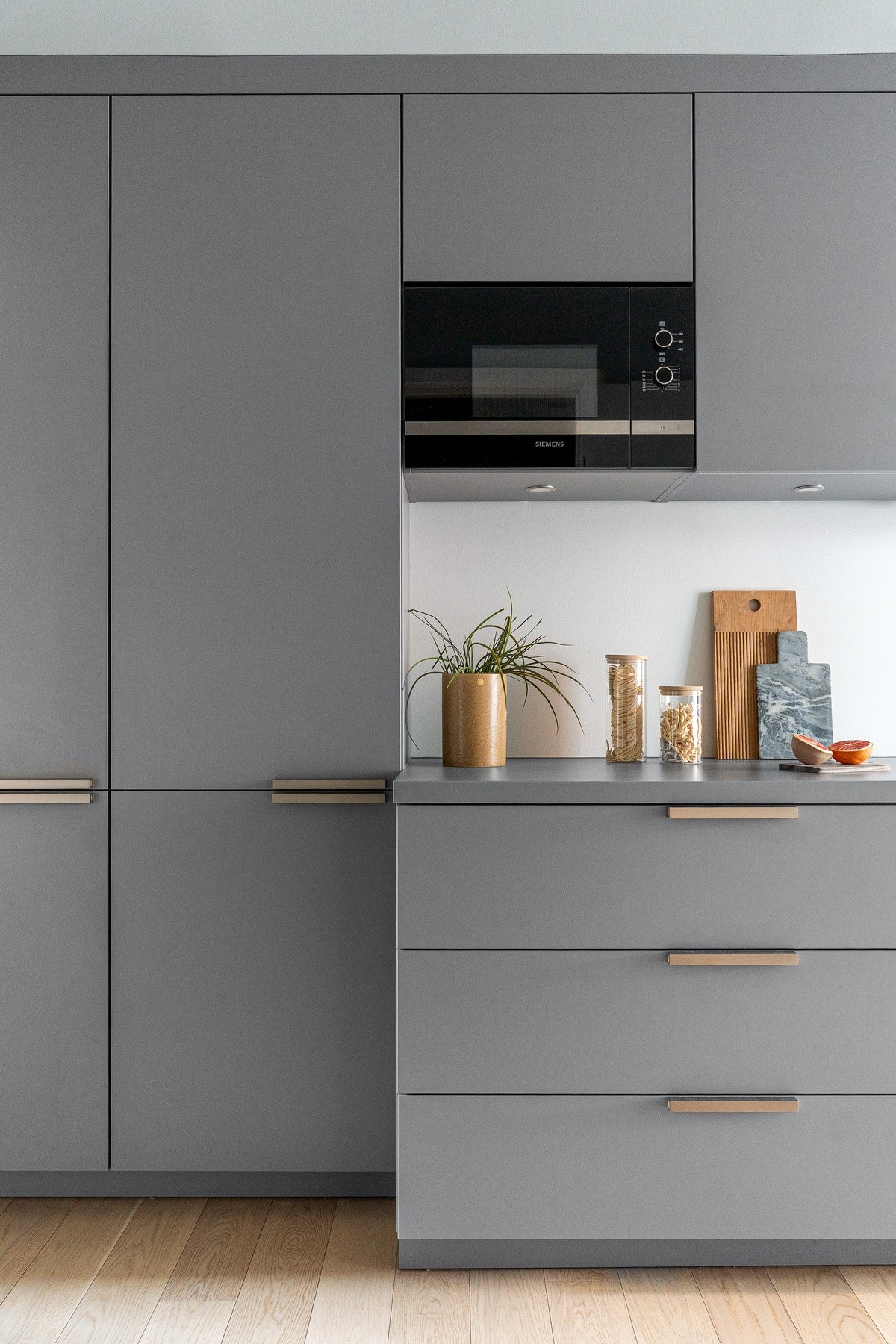 Stilren kjøkkeninnredning med skrog i laminat/finerte
plater og profilerte fronter. Benkeplate i slitesterk laminat, sort ett-greps armatur og oppvaskkum i komposittmaterial Galleribilde