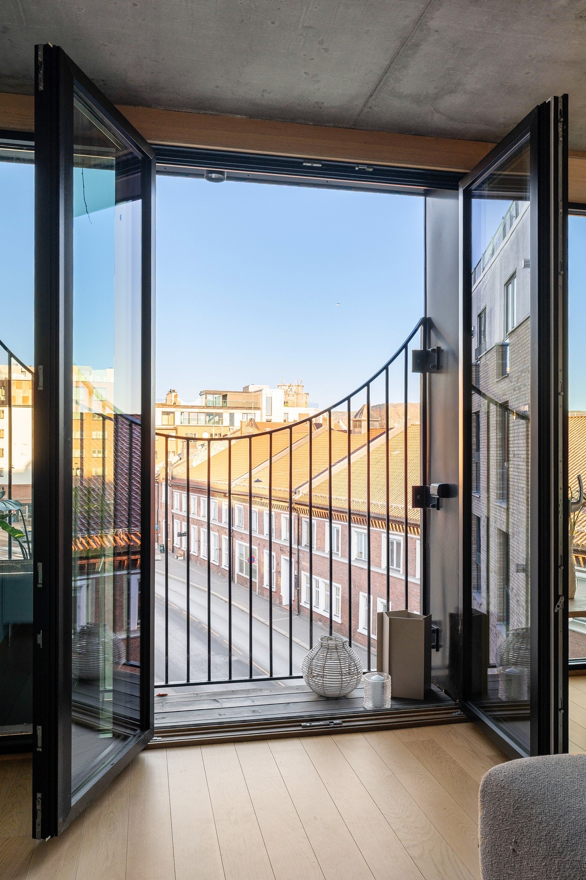 Fra stuen er det fransk balkong med tofløyet dør som understreker leilighetens eksklusive preg Galleribilde