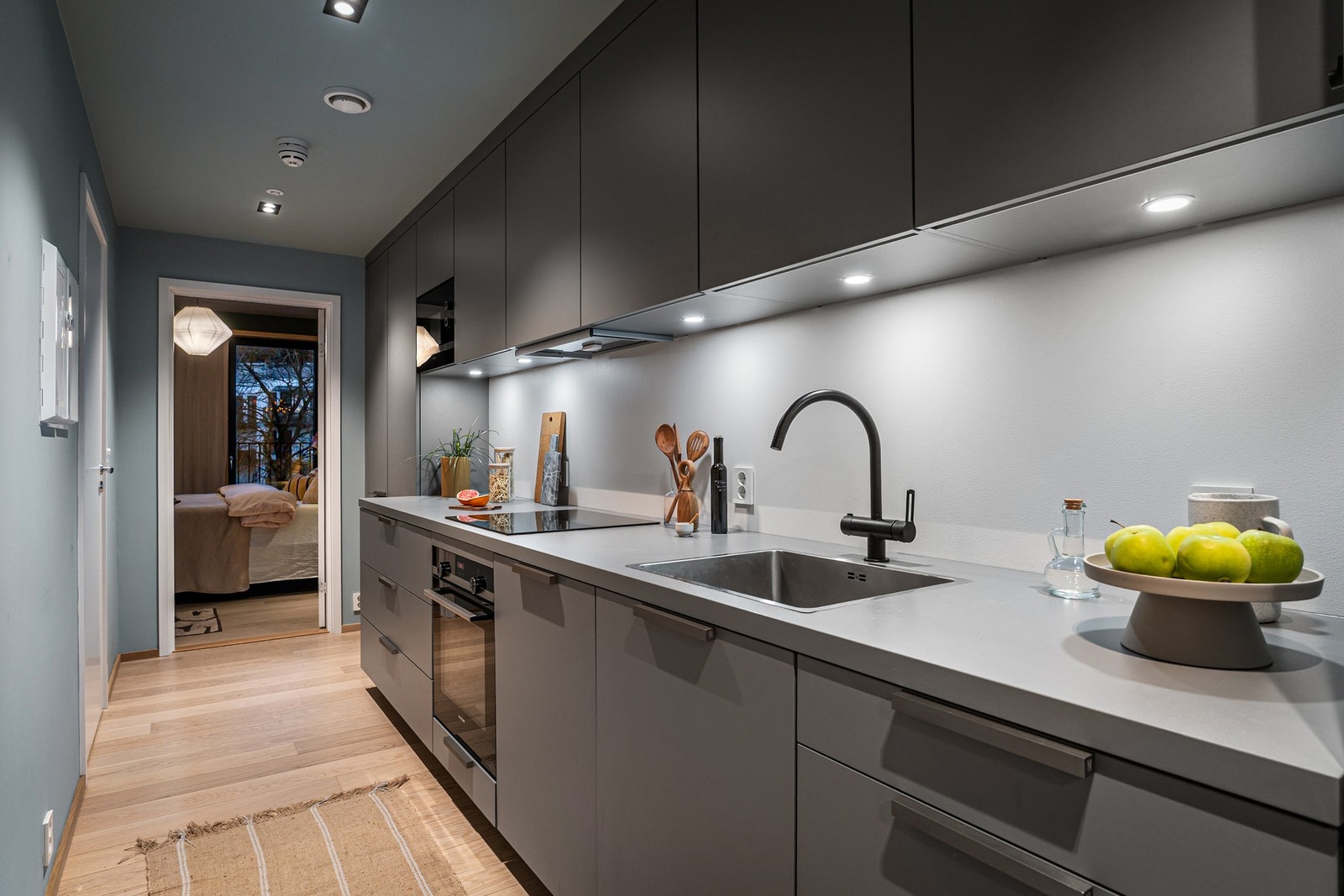 Kvalitetshvitevarer fra Siemens inkluderer integrert oppvaskmaskin, kjøl/frys, stekeovn, mikrobølgeovn i overskap samt platetopp Galleribilde