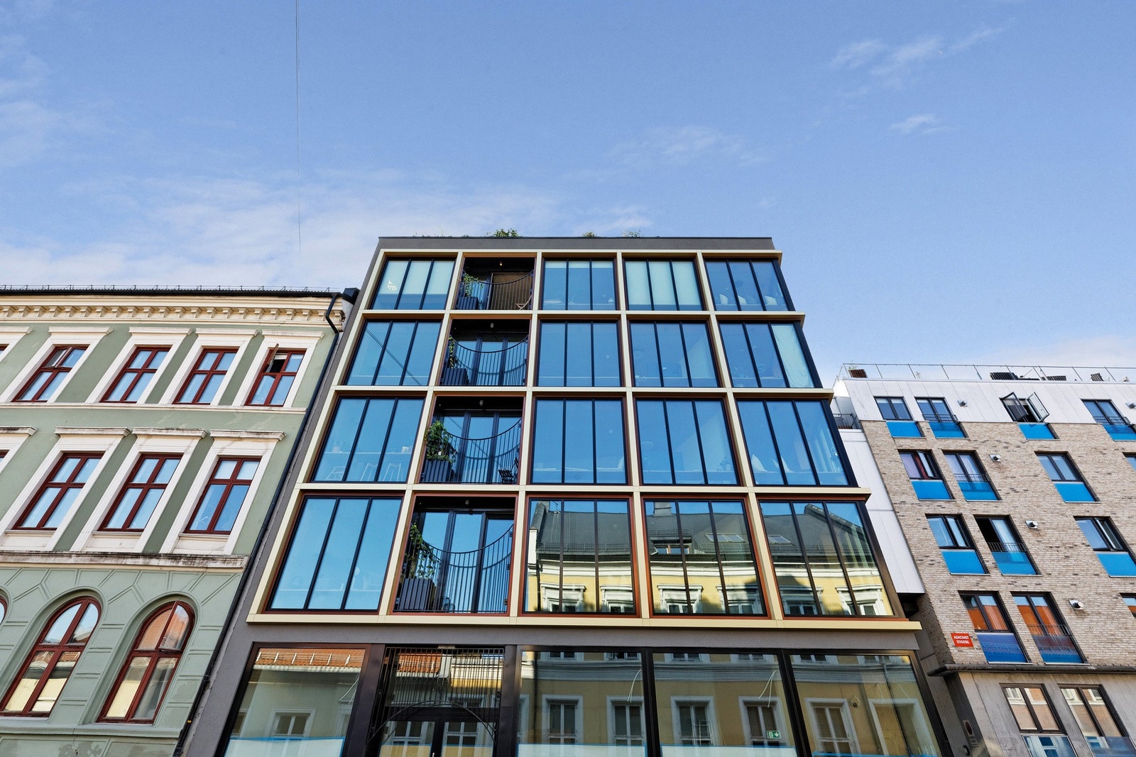 M8 er et flott arkitekttegnet bygg fra 2021 med høy standard, fokus på kvalitetsmaterialer og plassbygde løsninger Galleribilde