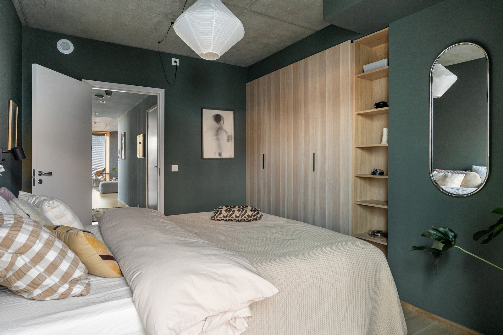 Praktisk garderobeskap med innfelte hyller gir en dekorativ og fin kontrast i rommet Galleribilde