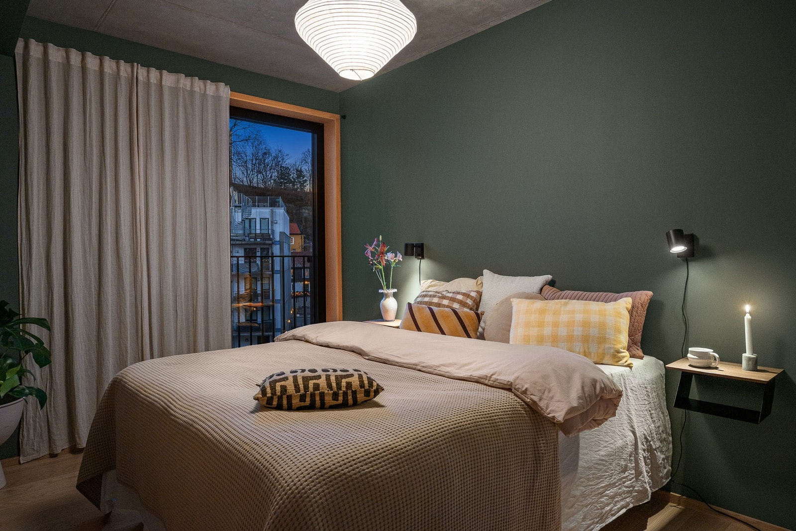 Soverom av generøs størrelse vendt mot en rolig bakgård Galleribilde