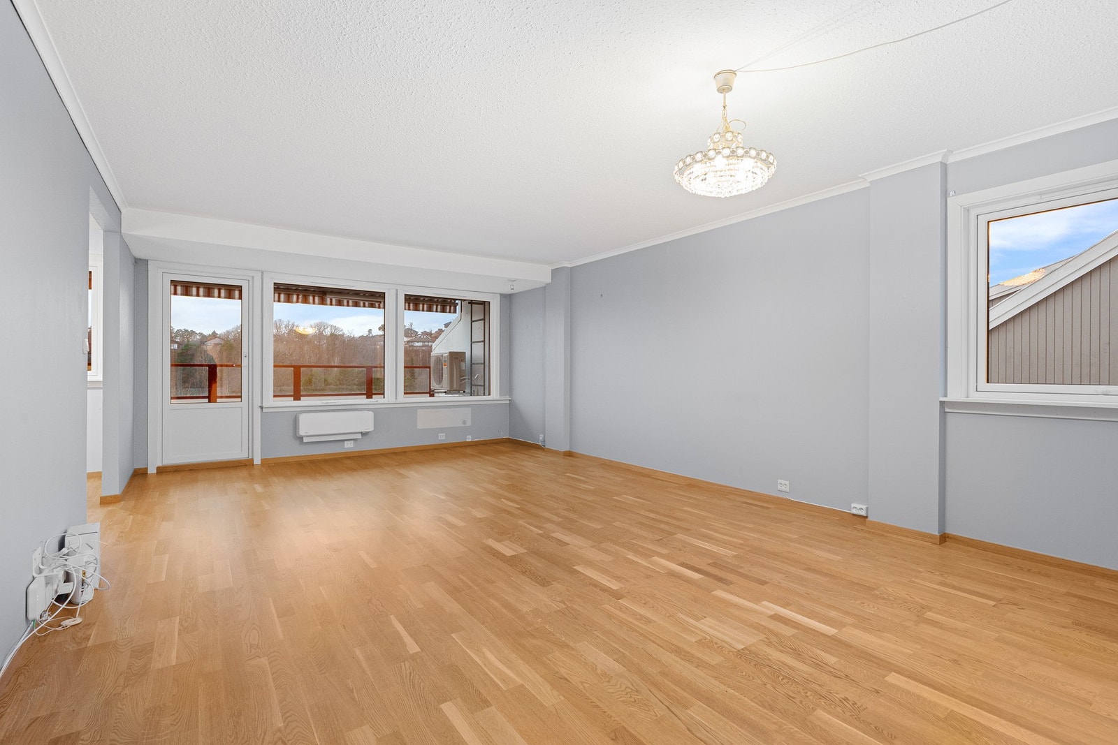 Boligen har en romslig stue med utgang til balkong. Det er nylig installert varmepumpe. Galleribilde