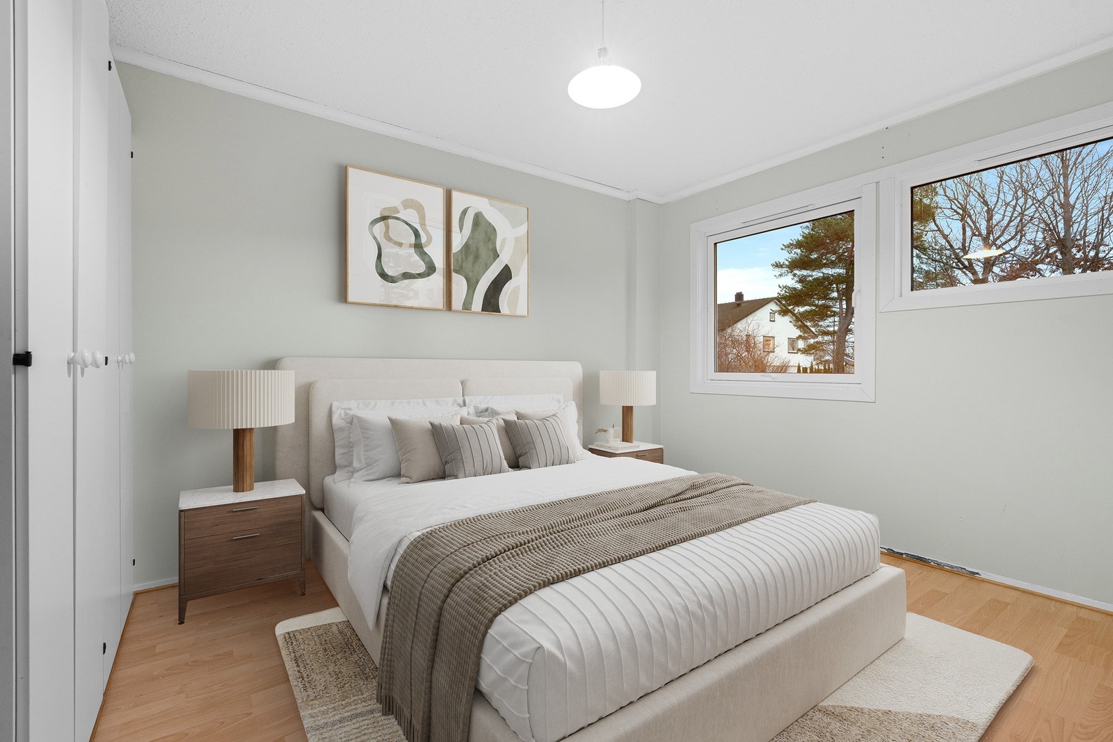 Hovedsoverommet er virtuelt møblert. Det er til sammen 3 soverom i leiligheten. Galleribilde