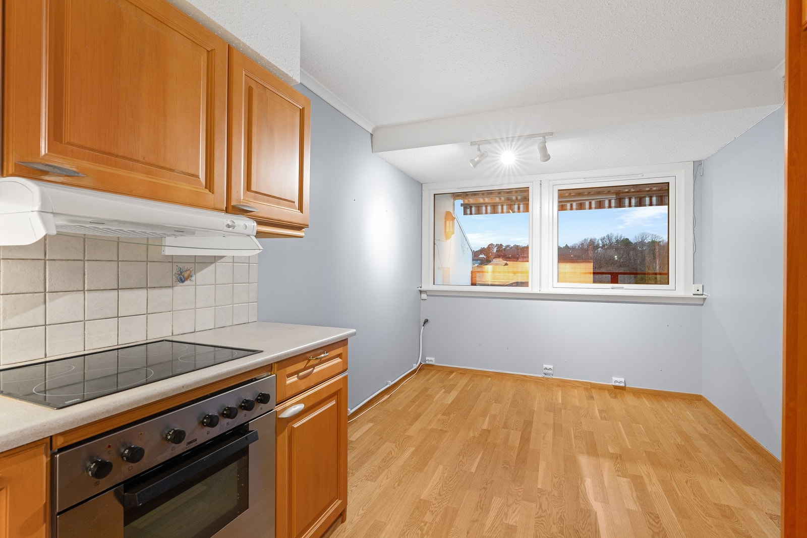 Av integrerte hvitevarer har man platetopp og stekeovn. Galleribilde