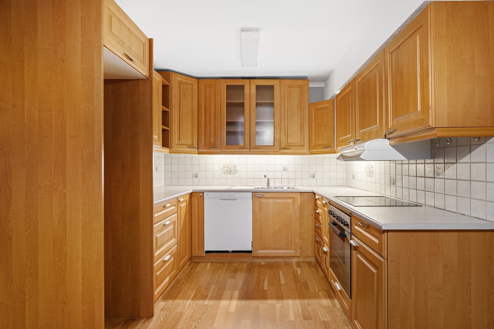 På kjøkkenet er det rikelig med skap- og benkeplass. Galleribilde