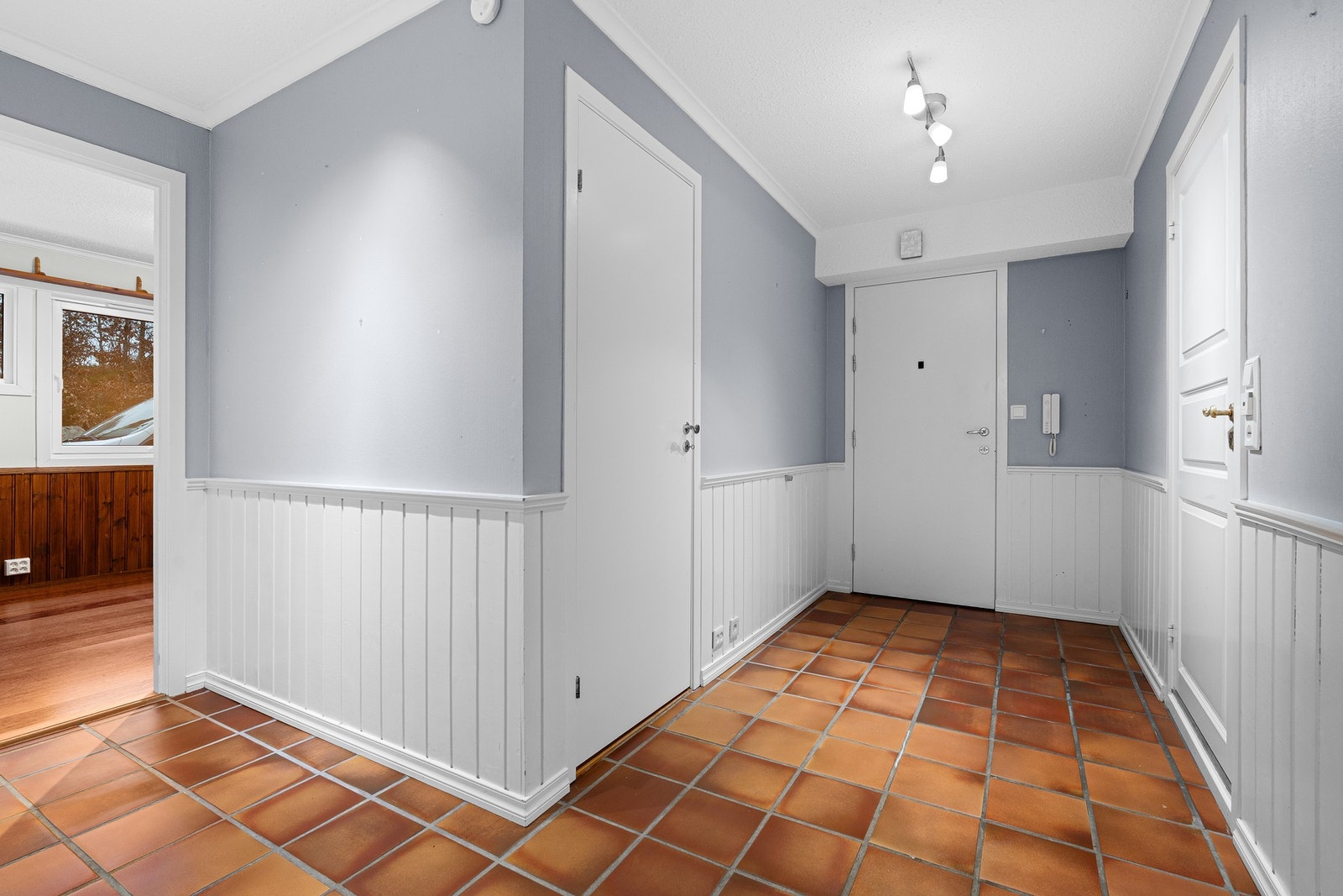 Entreen har fliser på gulvet. Her er det også god plass til å henge fra seg yttertøyet. Galleribilde