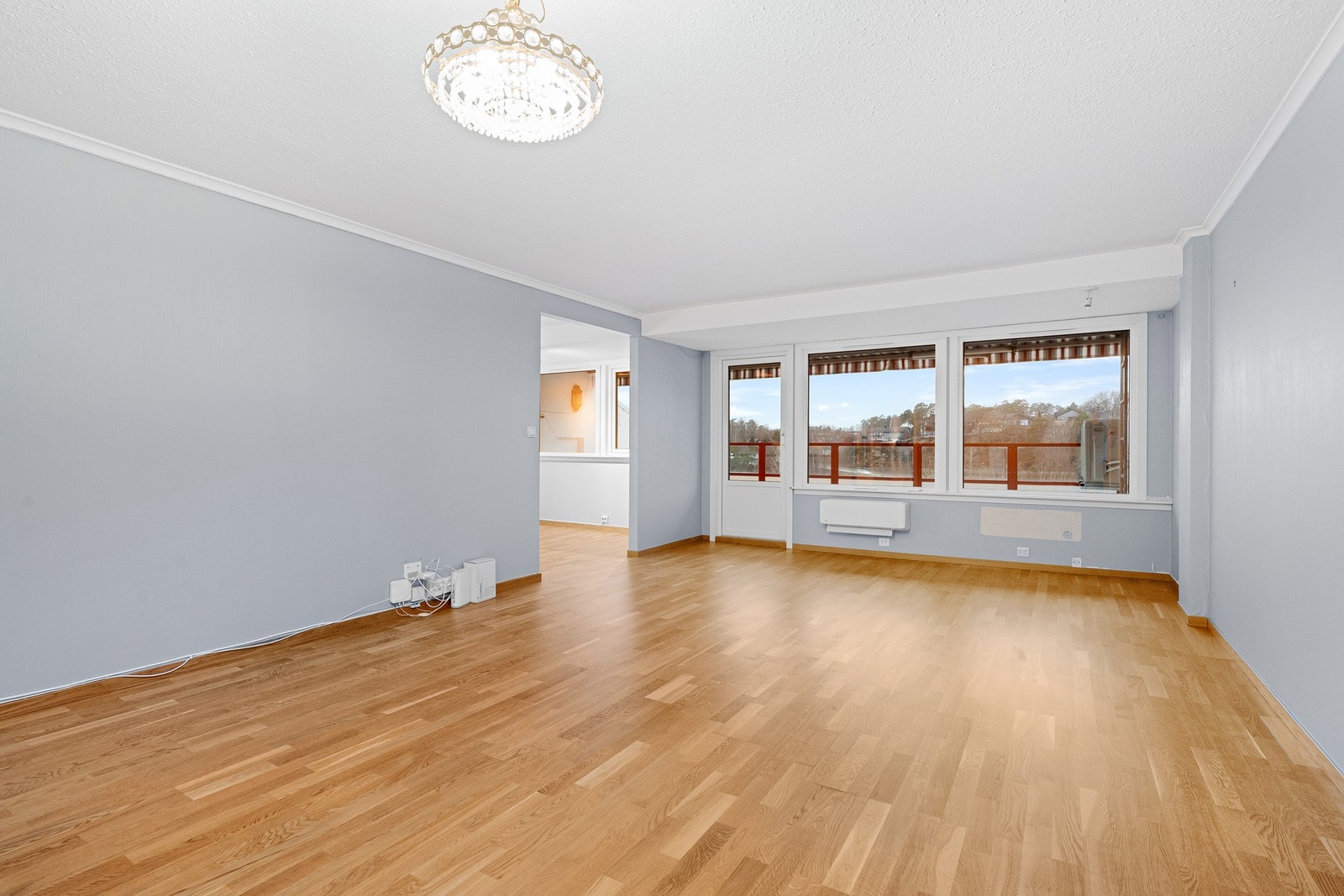 Fra stuen er det adkomst til kjøkkenet og ut til balkongen/verandaen. Galleribilde