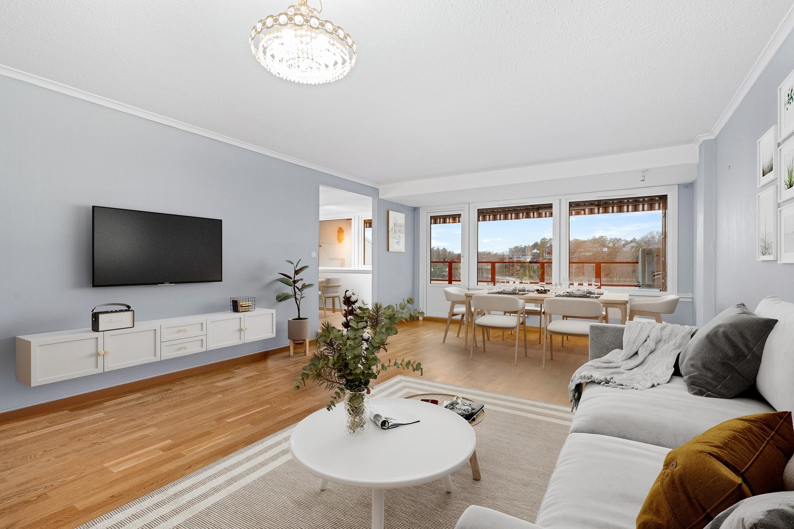 Leiligheten er tømt og klargjort for overtagelse - på dette bildet er stuen virtuelt møblert. Galleribilde