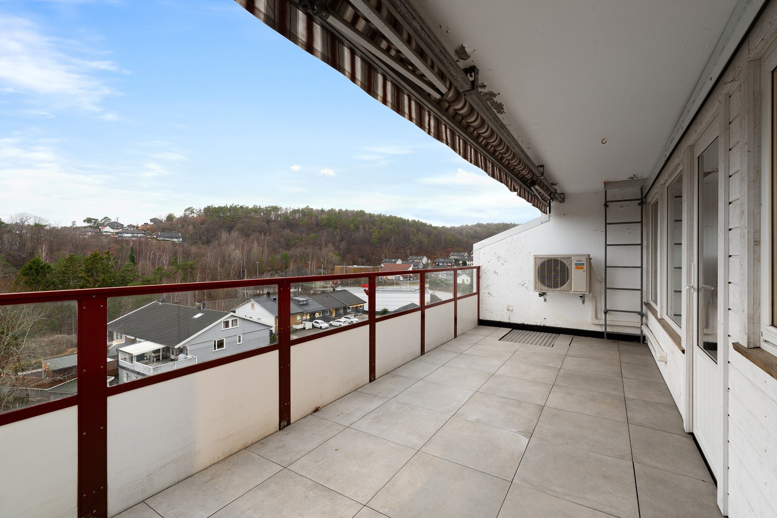 Romslig og delvis overbygget veranda. Galleribilde