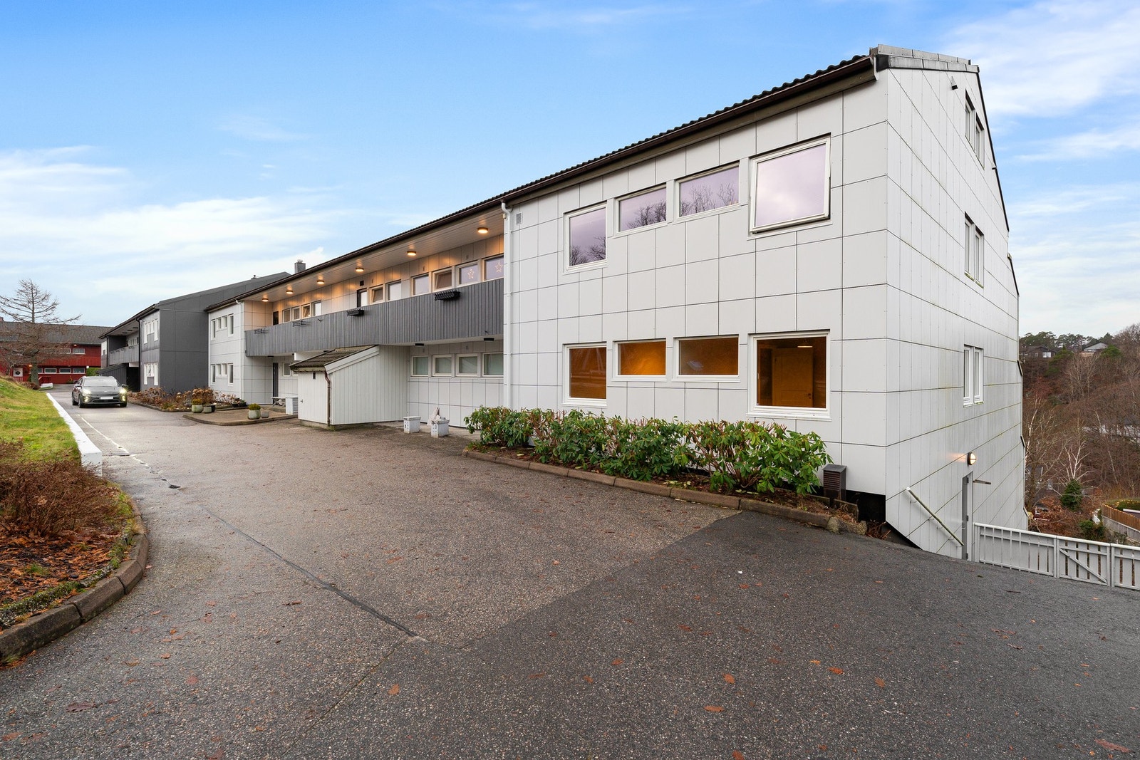 Velkommen til Trollkleiva 7! Leiligheten har alt på én flate med trappefri adkomst. (trappeadkomst ned til garasjeplassen i underetasjen). Galleribilde