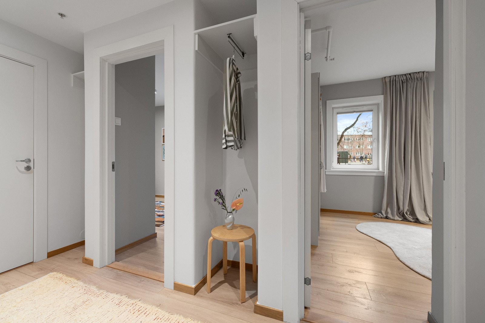 Entréen er av god størrelse og har dørcalling system som gjør det enkelt å ta i mot gjester. Galleribilde