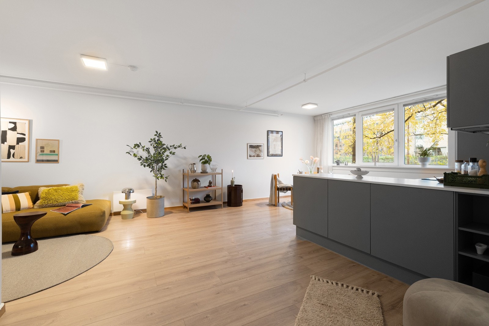 Lys og innbydende stue med store vindusflater som slipper inn rikelig med dagslys og rammer inn en vakker utsikt. Galleribilde