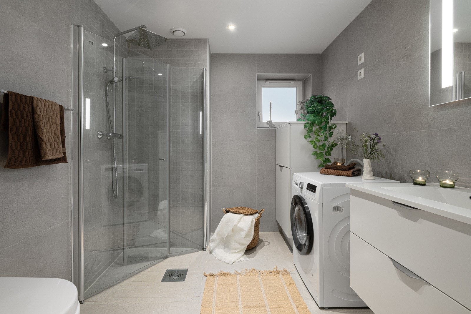 Bad/wc er flislagt og utstyrt med varmekabler i gulv, mekanisk avtrekk og downlights i himling. Galleribilde