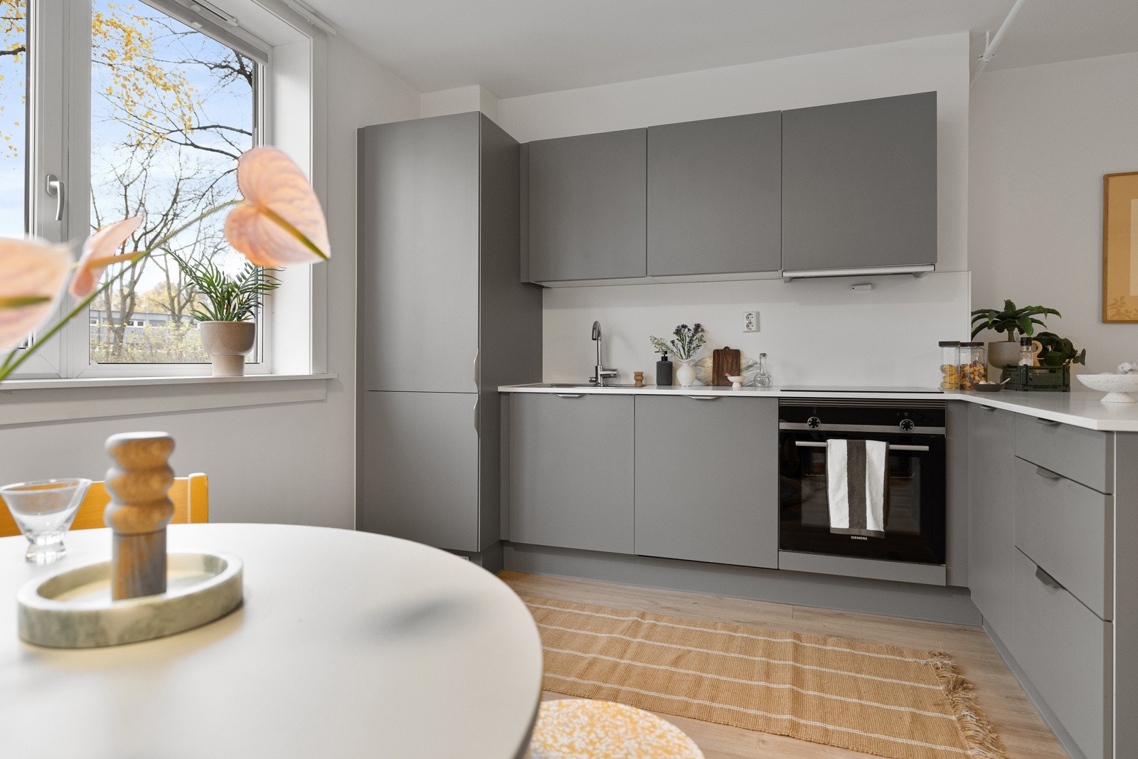 Kjøkkenet har en tidsriktig innredning fra HTH med glatte fronter og dempet lukkefunksjon (soft close). Galleribilde