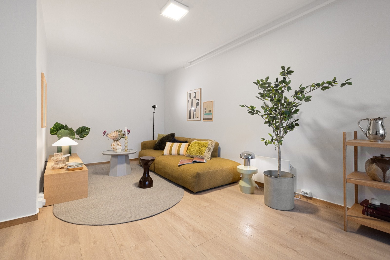 Rommet har en god og fleksibel planløsning som gjør det enkelt å møblere med både en komfortabel sofagruppe. Galleribilde