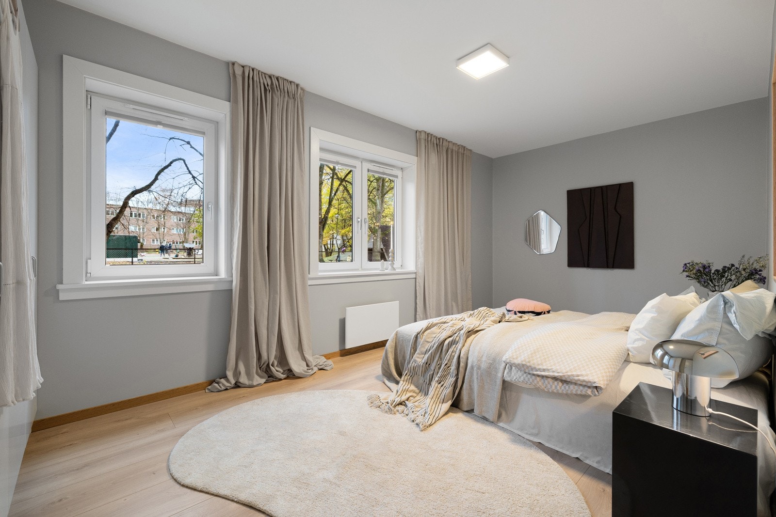 Leiligheten byr på to romslige soverom med god plass til dobbeltseng, nattbord og garderobeløsning. Galleribilde