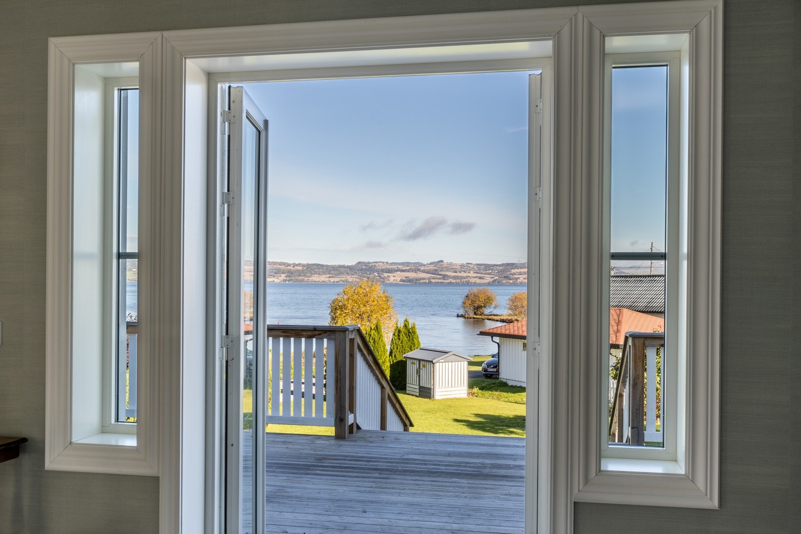Fra stuen er det utgang til terrasse mot nordøst - perfekt for å nyte frokosten i morgensolen. Galleribilde