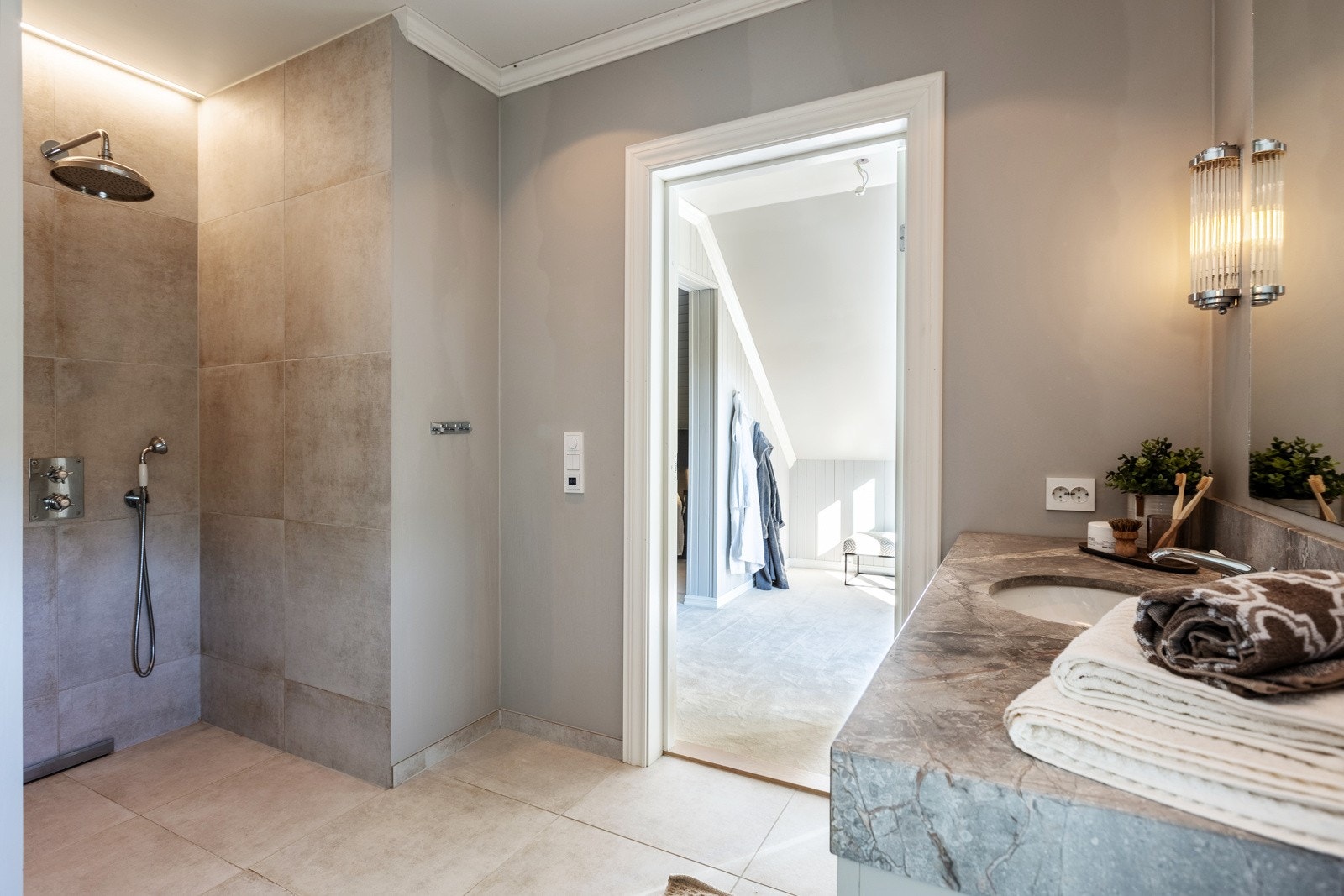 Badet i 2.etasje er innredet med baderomsinnredning, dusj, badekar og vegghengt toalett. Galleribilde