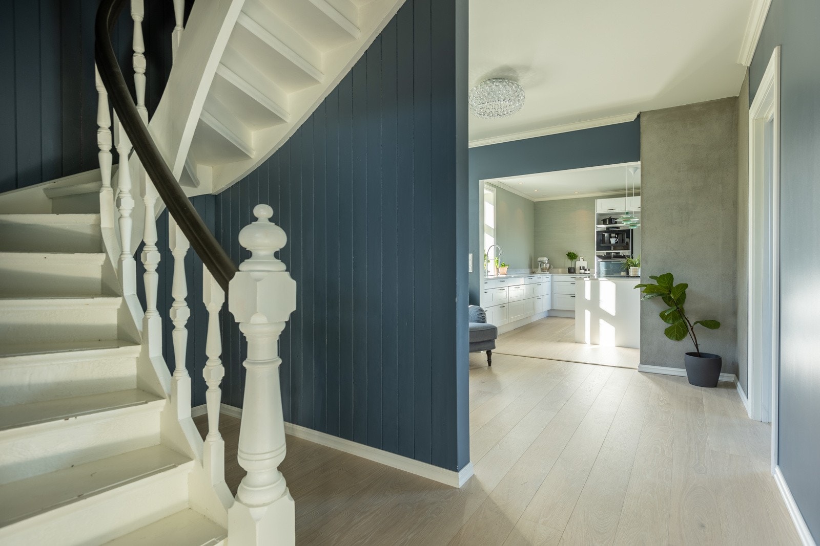 Elegant trapp i treverk mellom etasjene. Galleribilde