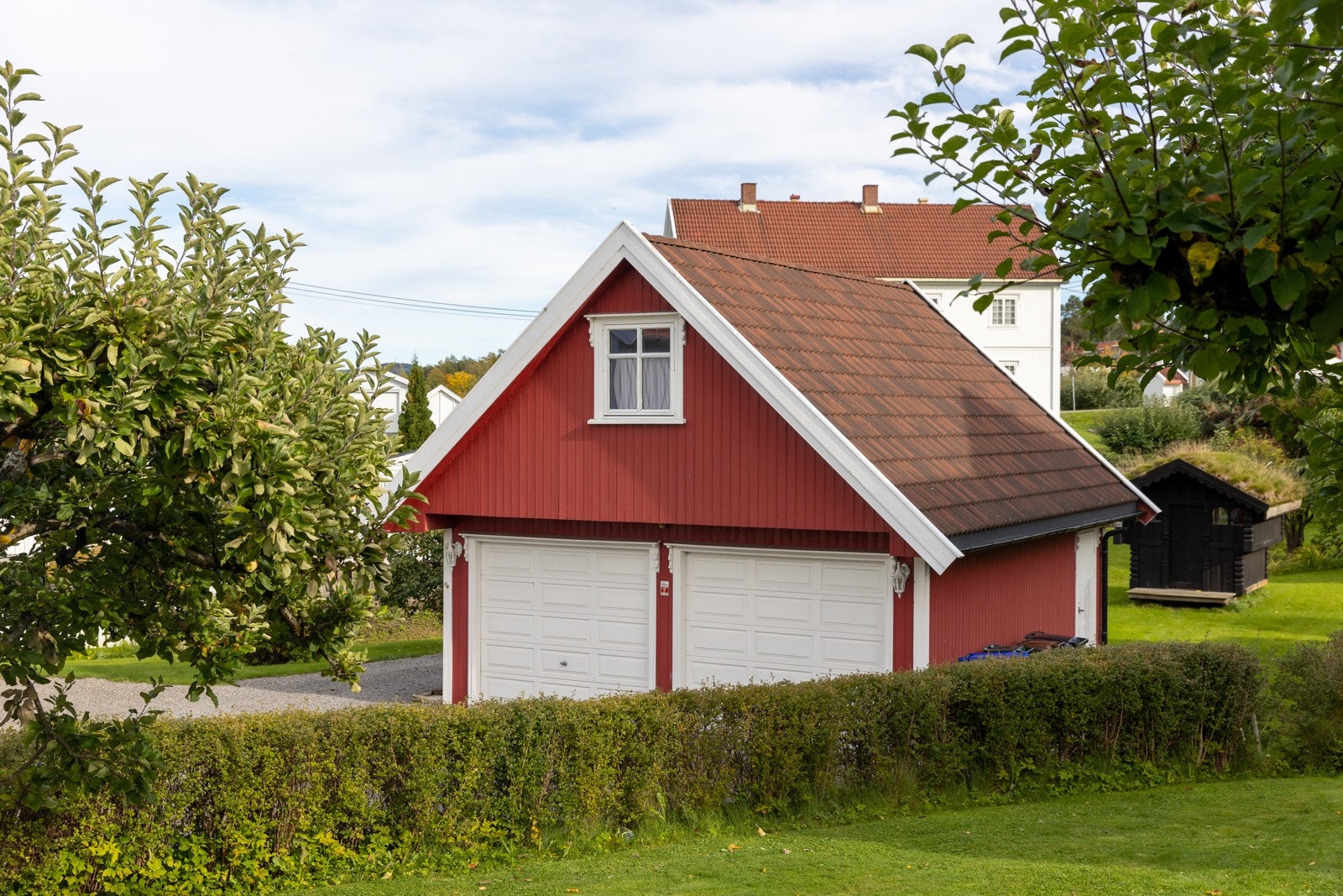 Dobbelgarasje med loft for ekstra lagringsplass. Galleribilde