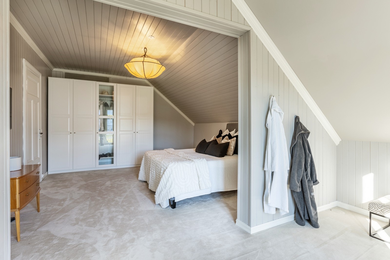 Hovedsoverommet har god plass til garderobe og dobbeltseng. Galleribilde