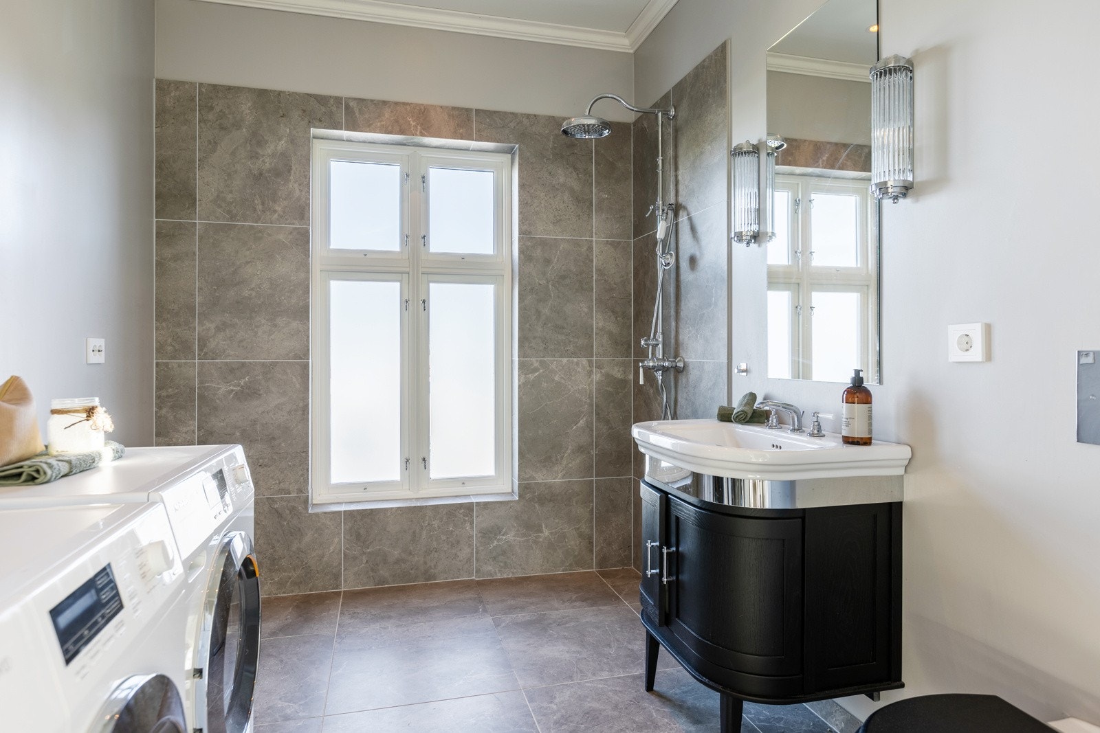 Badet i 1.etasje benyttes i tillegg som vaskerom. Galleribilde