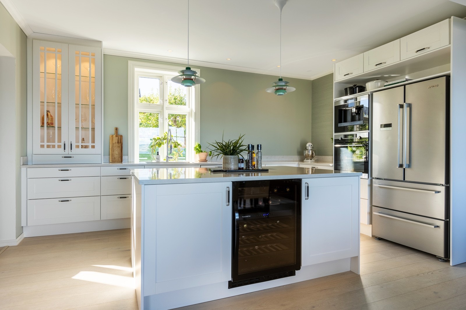 Integrert kombi steke-/dampovn, oppvaskemaskin, vinskap, kaffemaskin og induksjonstopp. Galleribilde