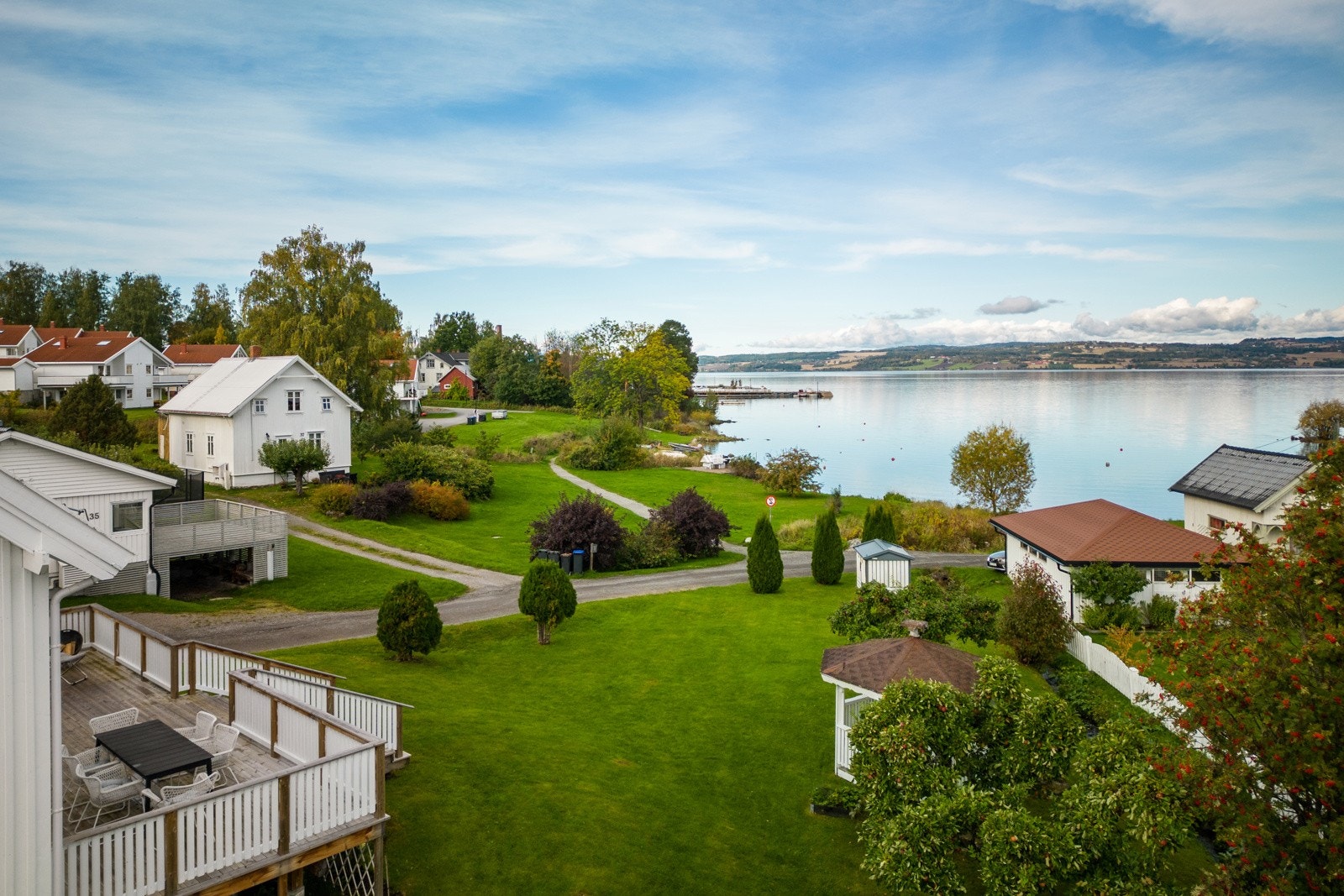 Dette er stedet for deg som ønsker å bo landlig og fredelig, men samtidig ha enkel tilgang til alle bekvemmeligheter og opplevelser. Galleribilde