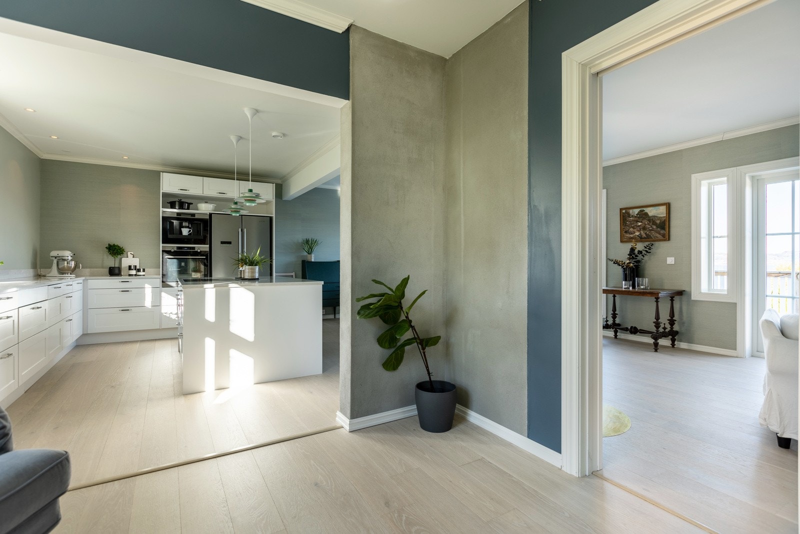 Fra gangen har du direkte adkomst både til stuen og kjøkkenet. Galleribilde