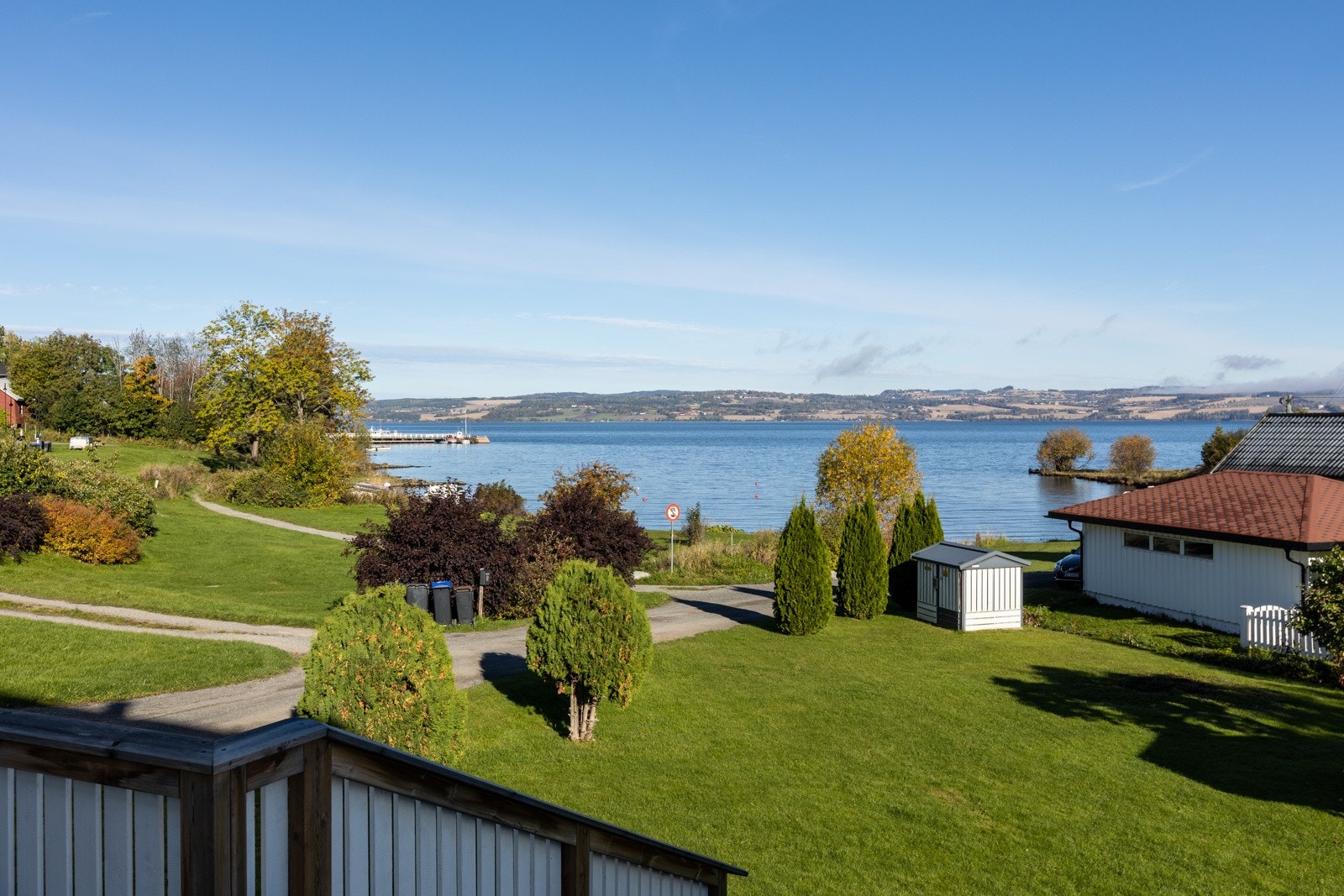 Fra terrassen har du nydelig utsikt utover Mjøsa. Galleribilde