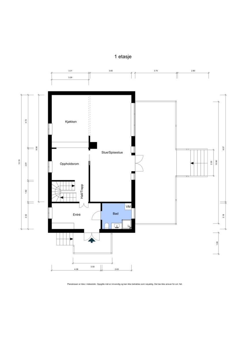 1.etasje byr på: Entré, bad/vaskerom, hall m/trapp, kjøkken og stue/spisestue. Galleribilde