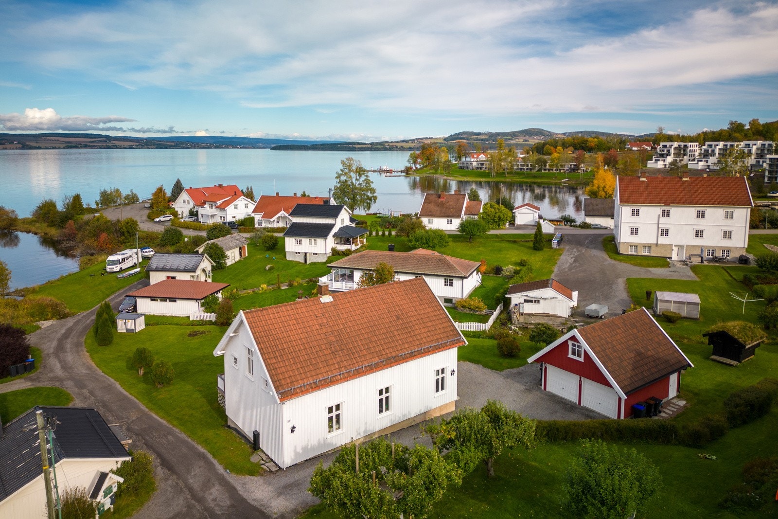Eiendommen har en unik beliggenhet med gode solforhold og nydelig utsikt. Galleribilde