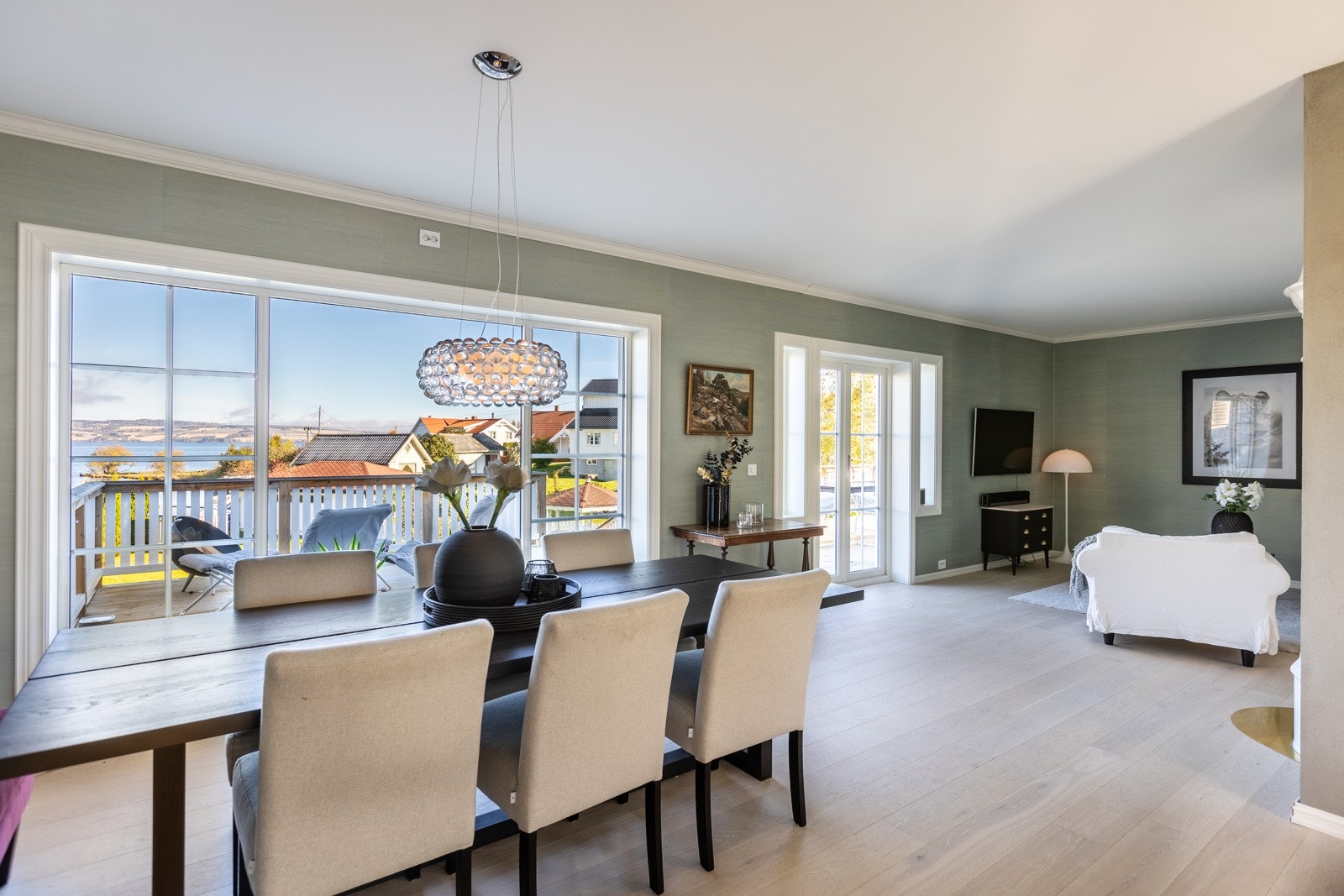 Spisestuen har åpen løsning mot stuen. Galleribilde