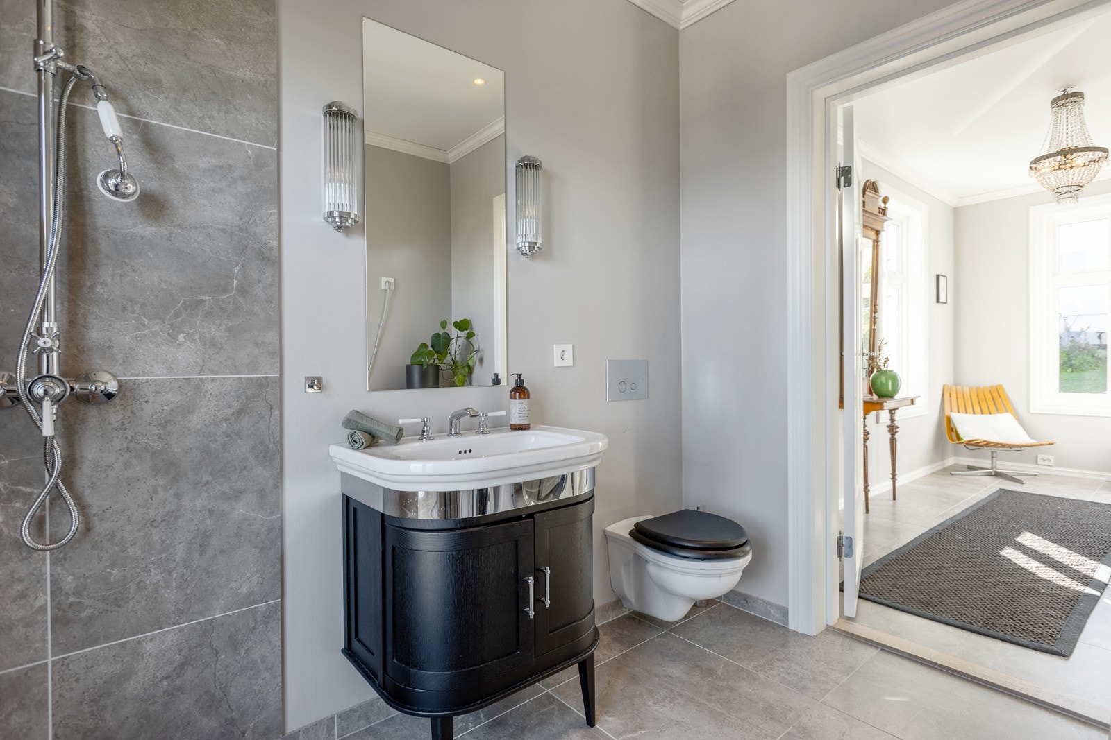 Boligen har 2 flislagte bad, ett i hver etasje. Galleribilde