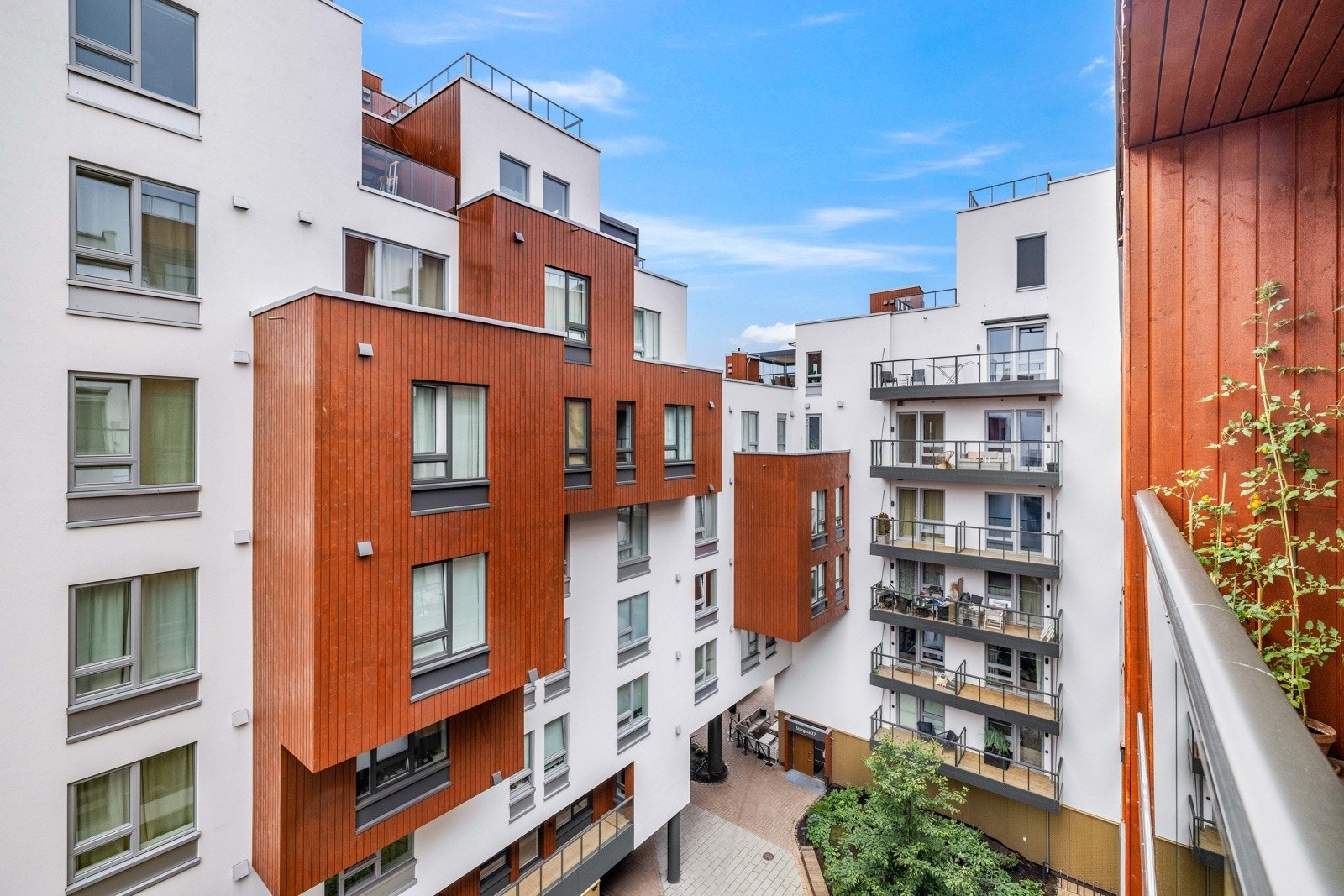 Balkongen vender ut mot felles, rolig atrium. Galleribilde