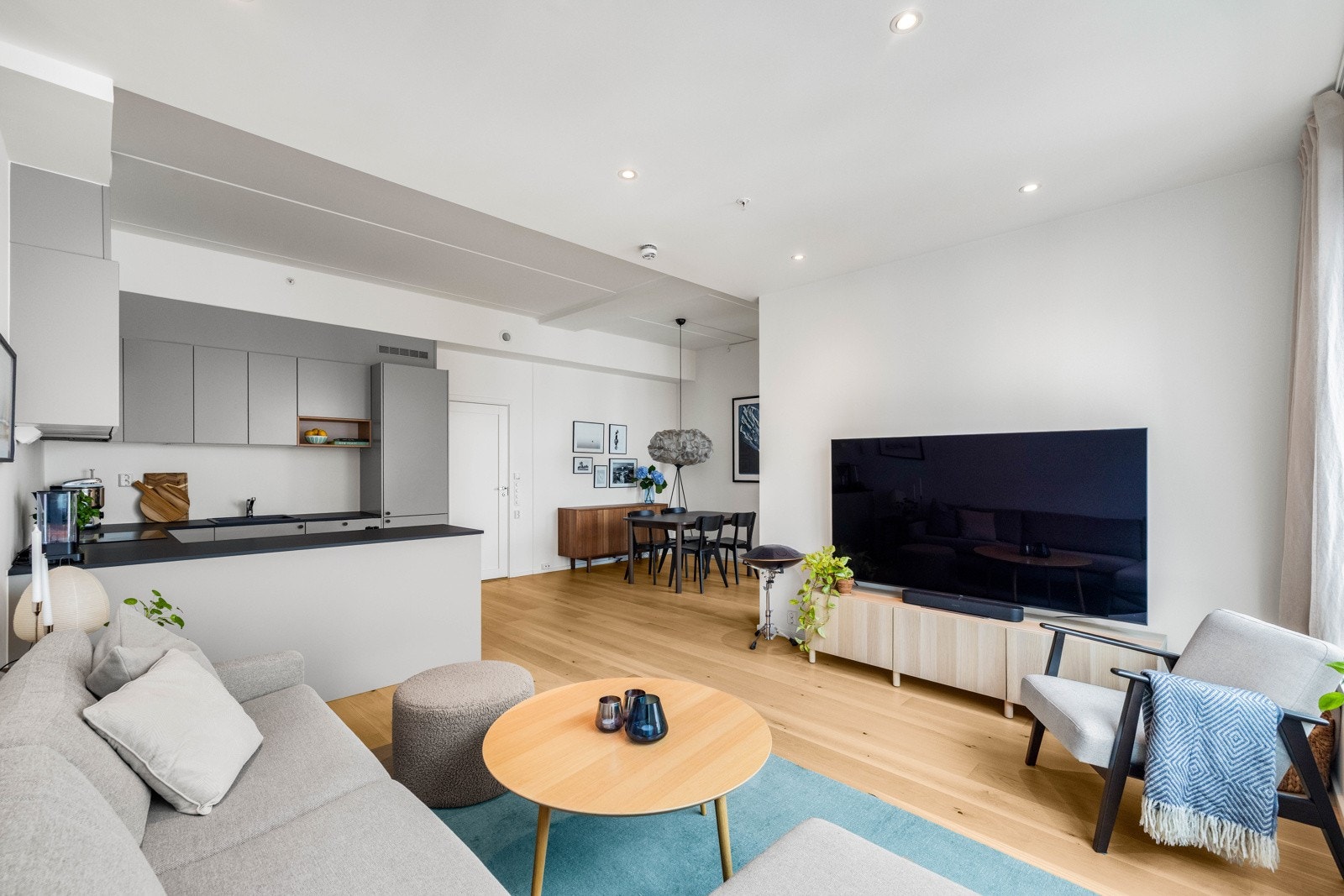 Romslig allrom med stue, spisestue og kjøkken i åpen løsning. Galleribilde