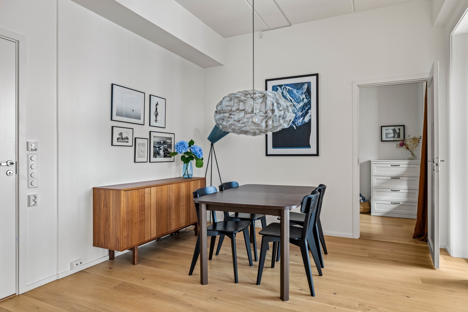 Gulvene er dekket med enstavs parkett med vannbåren varme under og fargene er holdt i en lys og nøytral palett. Galleribilde